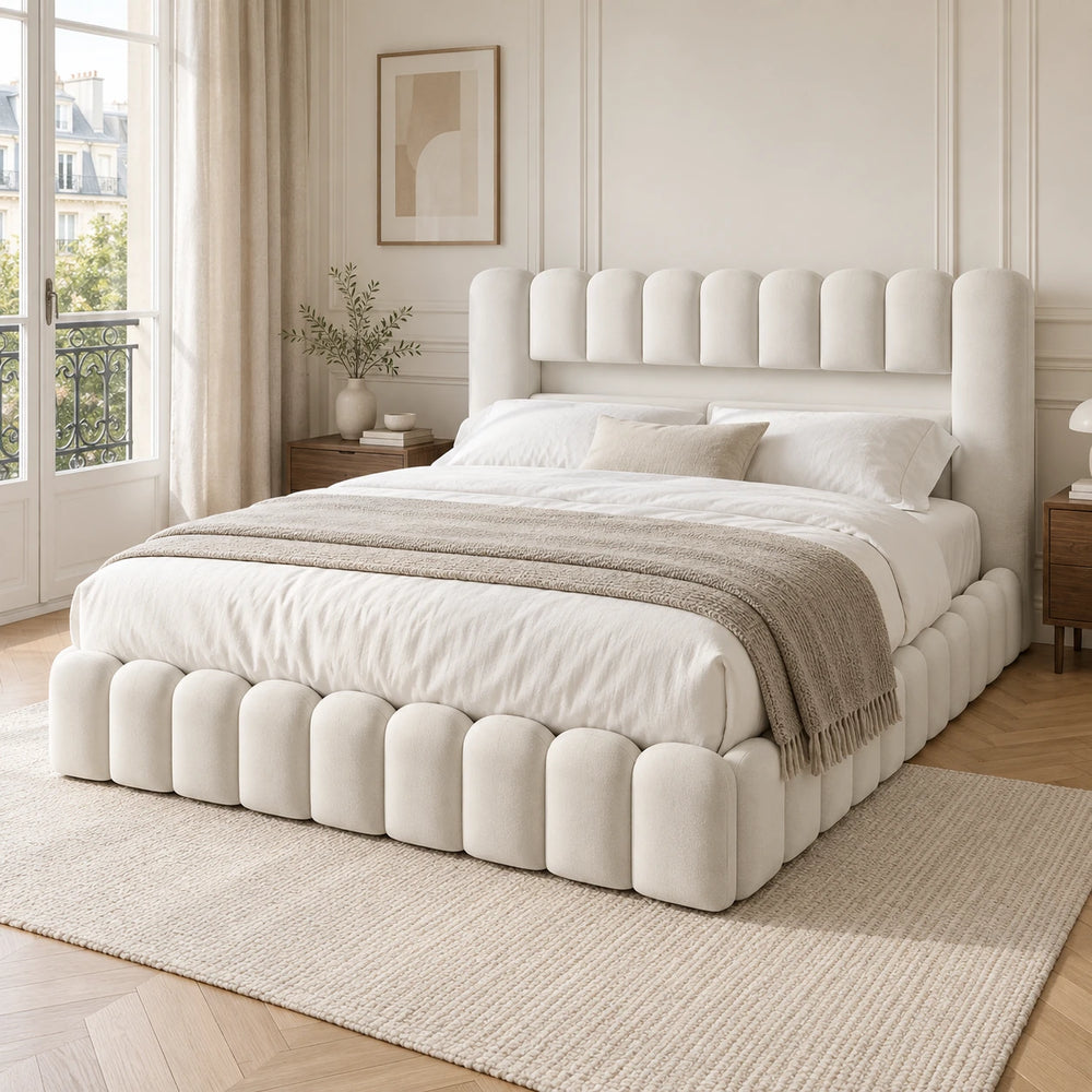 Nuage, lit coffre blanc à reliefs arrondis dans une chambre — mise en scène générée